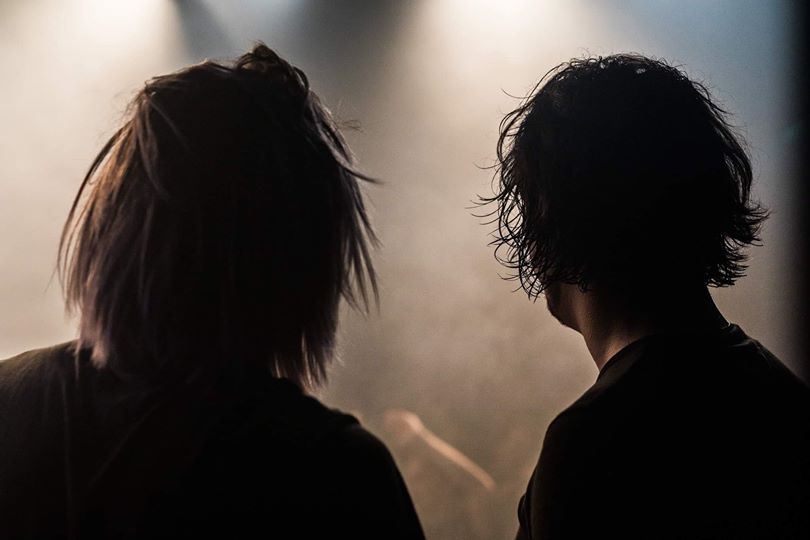Alternative rock duetas ABII sugrįžo su daina „Užaugau Sibire 1.2“.