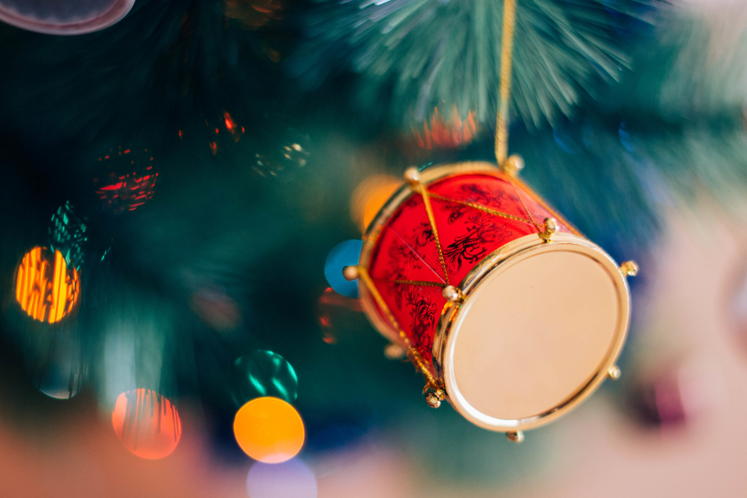 Kalėdinis „Little Drummer Boy“ labirintas: nuo merginų choralo iki David Bowie, Bing Crosby ir… pankroko