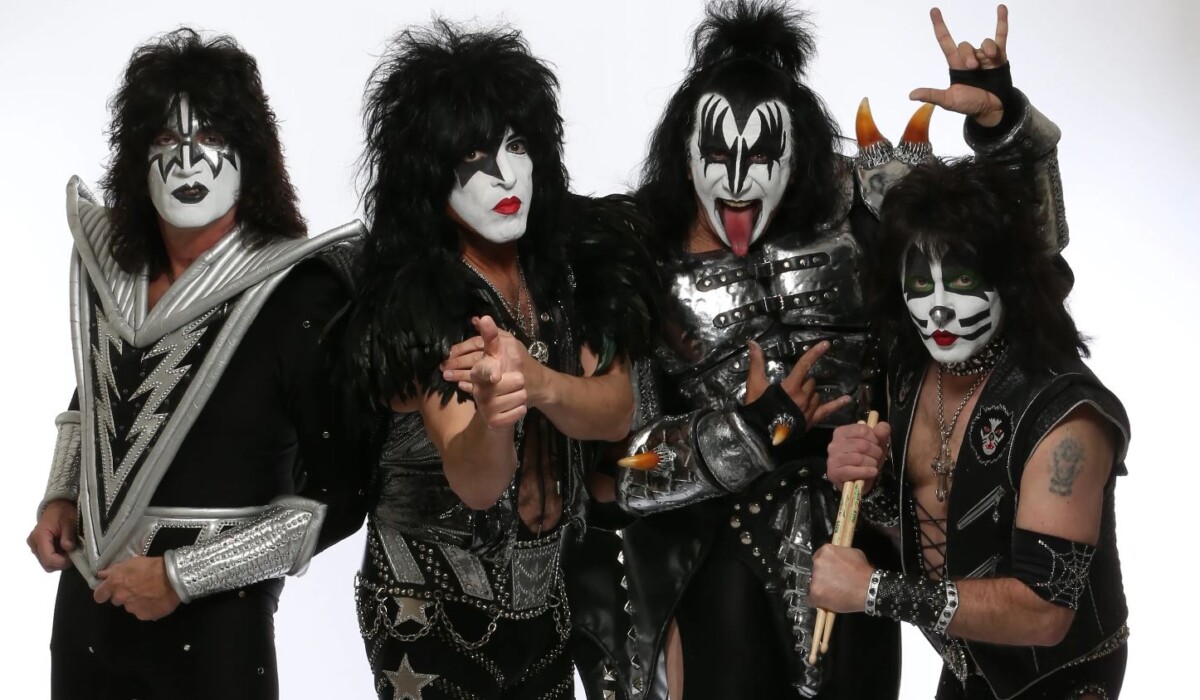 „Kiss” užbaigė 50 metų trukusią muzikinę karjerą. Juos scenoje pakeis avatarai.